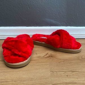 Red Minnetonka faux fur cross hard sole slides Size 7